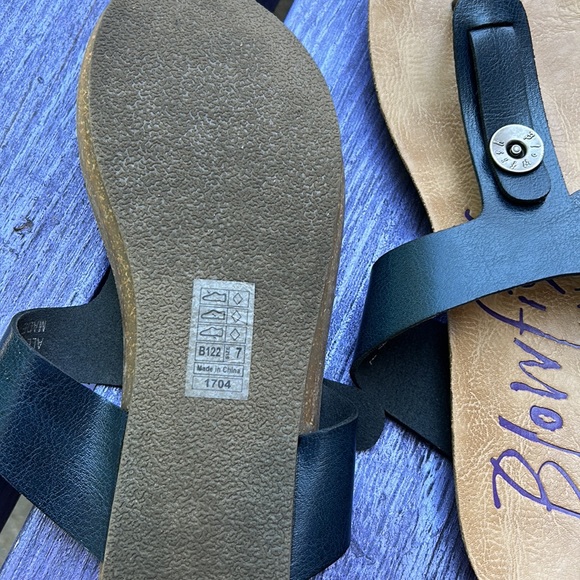 SOLD Worn Women’s Sandals - Picture 3 of 4